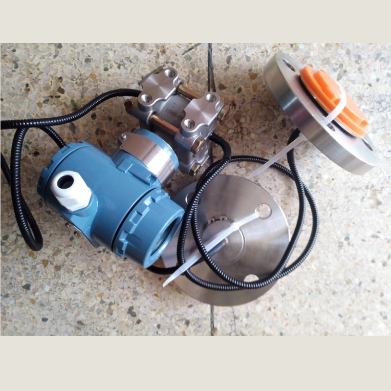 双法兰差压变送器，带现场显示，输出4-20mA信号变送器